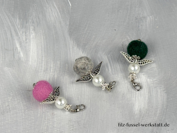 Schutzengel mit breiten Flügeln