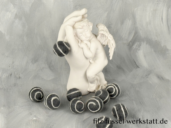 Filzkugeln 10 Stück grau mit weißer Spirale, mit Anhänger, ca. 2,2 cm - 2,4 cm