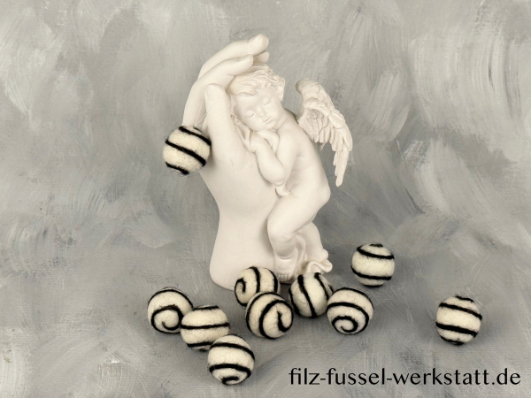 Filzkugeln 10 Stück weiß mit schwarzer Spirale, mit Anhänger, ca. 2,2 cm - 2,4 cm