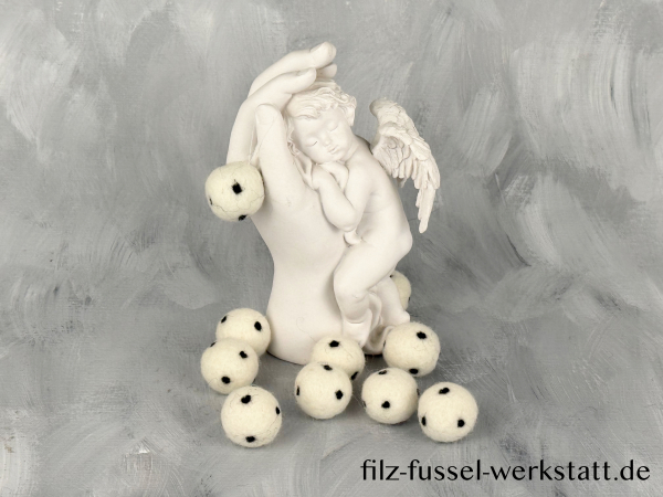 Filzkugeln 10 Stück weiß mit schwarzen Punkten, mit Anhänger, ca. 2,2 cm - 2,4 cm