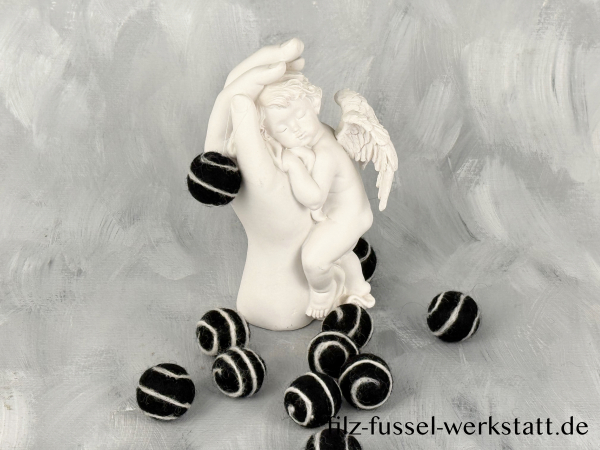 Filzkugeln 10 Stück schwarz mit weißer Spirale, mit Anhänger, ca. 2,2 cm - 2,4 cm