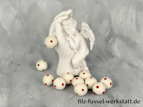 Filzkugeln 10 Stück weiß mit roten Punkten, mit Anhänger, ca. 2,2 cm - 2,4 cm